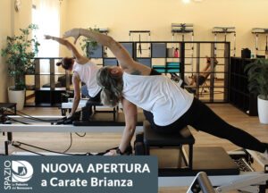 Coppia di ragazze che eseguono esercizi di pilates reformer in Studio D